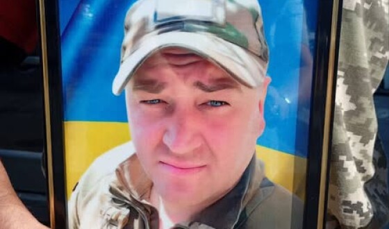Сьогодні Сумська громада попрощалась з відважним Захисником України Яном Литвиненком