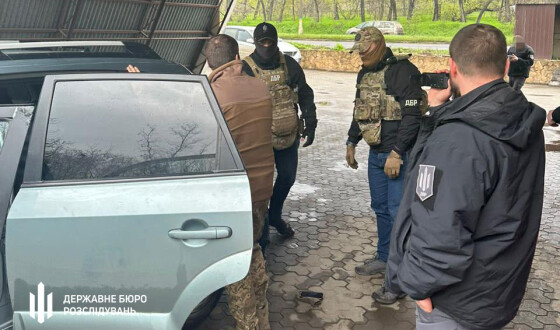 ДБР затримало військовослужбовця на продажі автомобіля, який волонтери привезли для ЗСУ