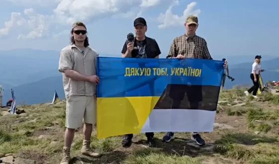 Троє естонців підняли на Говерлі прапор України та Естонії зі словами: «Дякую тобі, Україно!»