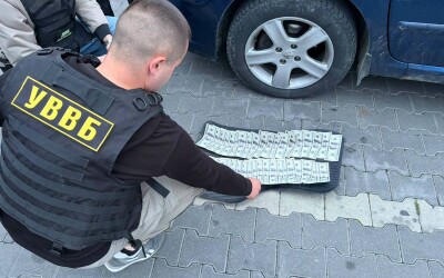 Посадовець прикордонної служби взяв 7 тисяч доларів за переведення із зони активних бойових дій на Захід