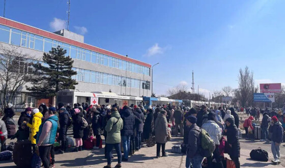 Маріупольців, які дісталися Бердянська, відвозитимуть автобусами на підконтрольну територію