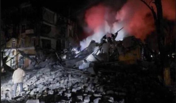 Щойно російська ракета знищила в житловій 5-поверхівці в Краматорську 2 під’їзди з людьми (фото)