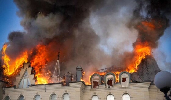 Від ракетного удару по Одесі загинули п’ятеро людей, спалахнула пожежа: фото наслідків