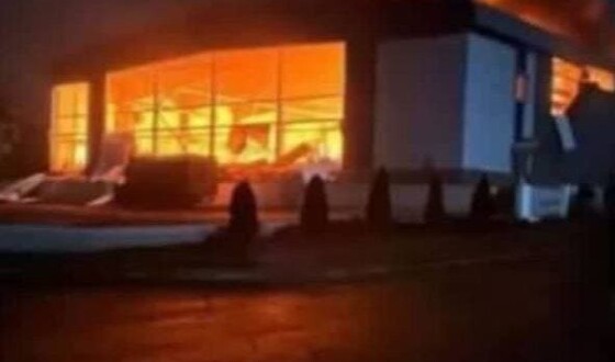 Росіяни спалили в Дружківці льодову арену, в якій грали хокеїсти Донбасу, фото, відео