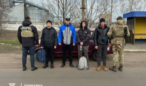 Переправник і 3 порушників планували незаконно потрапити до Молдови