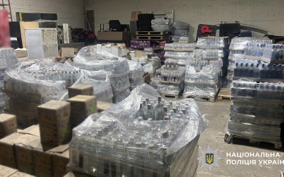 Поліцейські Житомирщини викрили масштабну схему збуту фальсифікованого алкоголю: вилучено майже 8 тонн «продукції»