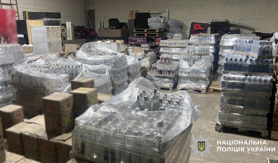 Поліцейські Житомирщини викрили масштабну схему збуту фальсифікованого алкоголю: вилучено майже 8 тонн «продукції»