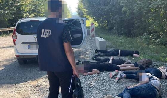 У Чернівцях ДБР затримало правоохоронця, який незаконно переправляв військовозобов’язаних через кордон