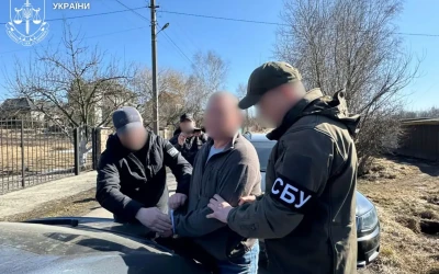 Житель Житомирського району продавав бурштин, контрафактний спирт і цигарки, а на додачу — вогнепальну зброю