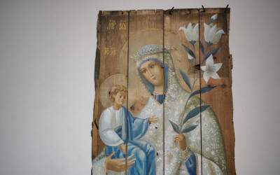 У Лаврі відкрилась виставка Богородичних ікон на ящиках з-під набоїв