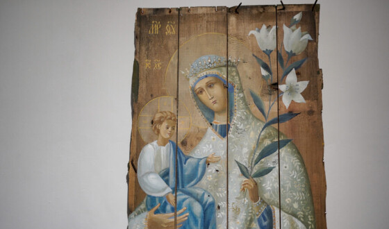 У Лаврі відкрилась виставка Богородичних ікон на ящиках з-під набоїв