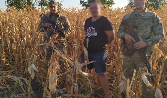 На Одещині прикордонники виявили порушника у кукурудзі, ще одного наздогнав службовий пес