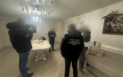 Правоохоронці вручили підозру жінці, яка допомагала виїхати за кордон чоловікам призовного віку