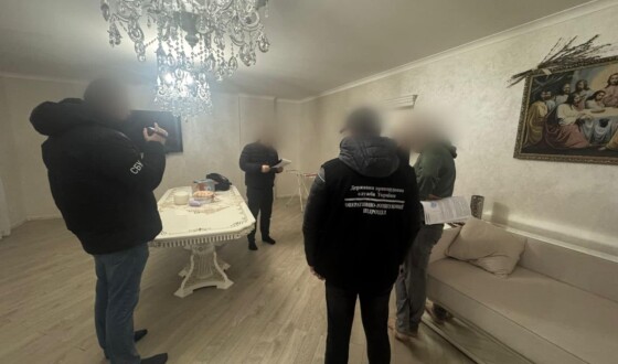 Правоохоронці вручили підозру жінці, яка допомагала виїхати за кордон чоловікам призовного віку