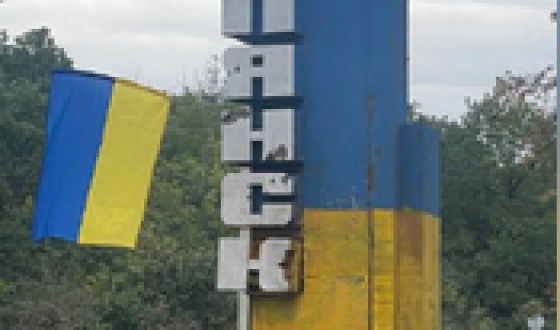Відео: полонені рашисти перефарбовують знак Куп&#8217;янська в українські кольори