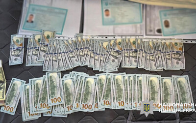 Харківські поліцейські затримали організатора злочинної схеми, де платили 4500 доларів за легальне проживання в Україні