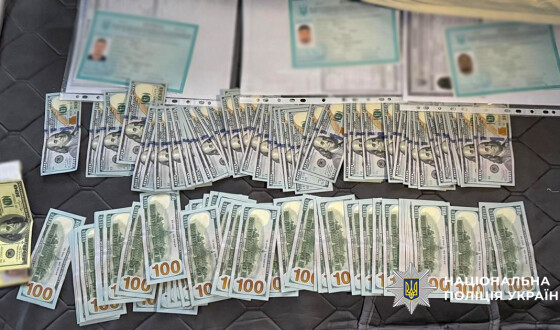 Харківські поліцейські затримали організатора злочинної схеми, де платили 4500 доларів за легальне проживання в Україні