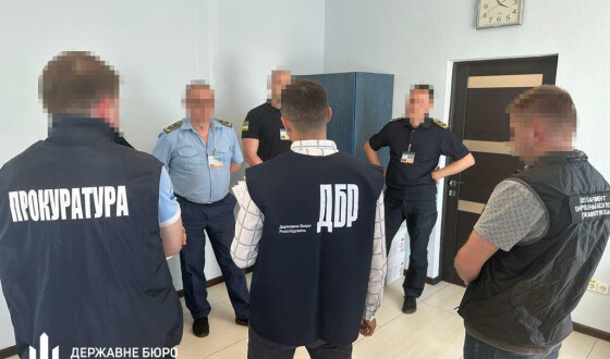 ДБР повідомило про підозру ще шістьом митникам з Львівщини, які незаконно продовжували безмитне ввезення автомобілів
