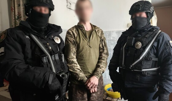 Поліцейські Житомирщини викрили чоловіка, причетного до державної зради та незаконного збуту боєприпасів