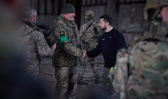 Зеленський приїхав на передову і нагородив захисників Бахмута