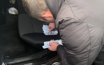 Чоловіка, який узяв $10 тисяч за переправлення через кордон, увʼязнили на 5 років