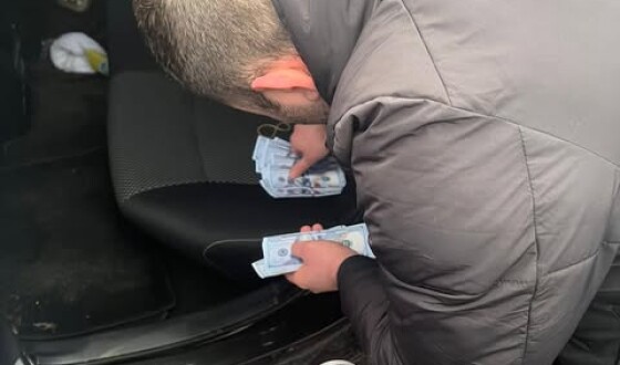 Чоловіка, який узяв $10 тисяч за переправлення через кордон, увʼязнили на 5 років