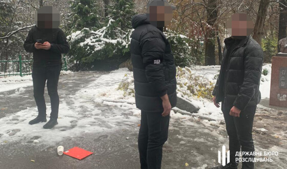 Правоохоронець за 11 тисяч доларів США «вирішував питання» з виїздом за кордон