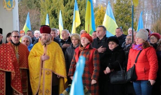 Півторатисячна делегація українців заспівала Гімн України на могилі автора