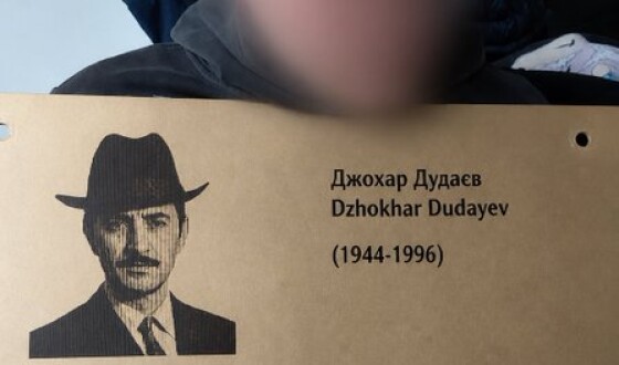 У Львові поліція затримала осіб, які вночі викрали меморіальну таблицю Джохару Дудаєву