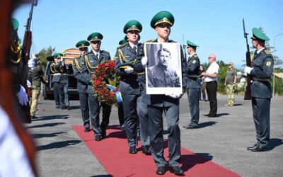 Прах полковника Євгена Коновальця повернули в Україну