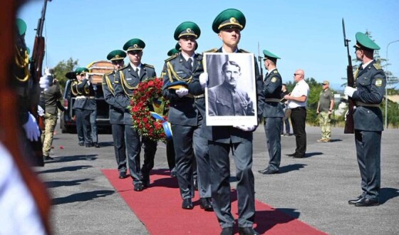 Полковник Коновалець повернувся в Україну