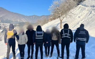 У селі Ділове на Рахівщині затримали двох жінок та чоловіка при спробі здійснити незаконне переправлення з України в Румунію чоловіка призовного віку