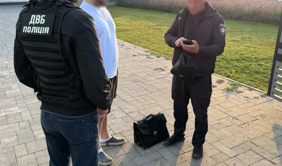 10 тисяч доларів прикордоннику в обмін на нелегальну втечу з країни: затримано переправника