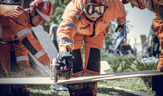 У Сумах рятувальники продовжують ліквідовувати наслідки ворожого удару, фото