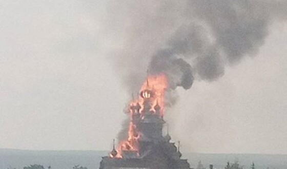 Московські війська палять московські церкви: горить Всіхсвятський скит Святогорської лаври (фото)
