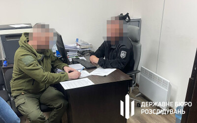 ДБР викрило військового посадовця, який дозволив солдату понад рік не з’являтися на службу, але отримувати виплати