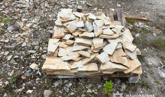 Шкода довкіллю на понад 16 мільйонів гривень: поліція Житомирщини завершила розслідування незаконного видобутку пісковика