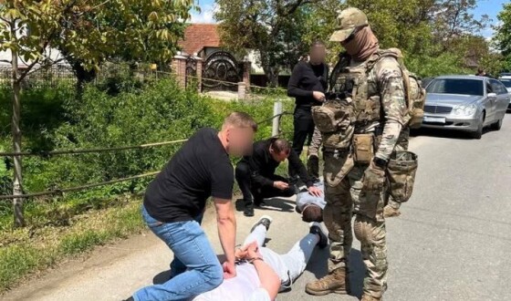 За $18 200 псевдополіцейський планував переправити за кордон чоловіка призовного віку
