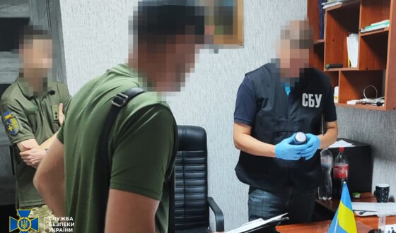 СБУ затримала посадовця військкомату на Полтавщині, який за хабарі допомагав чоловікам ухилятися від служби в армії