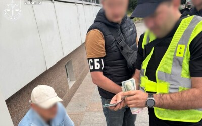 У Житомирі затримали лікаря під час одержання 4 тис. доларів США за сприяння в оформленні інвалідності