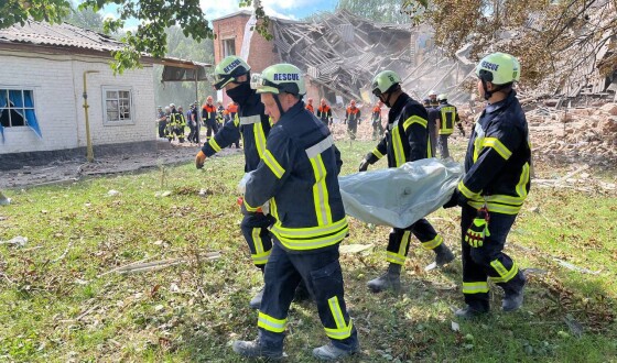 У Ромнах на Сумщині росіяни знищили школу та вбили щонайменше 2 освітян