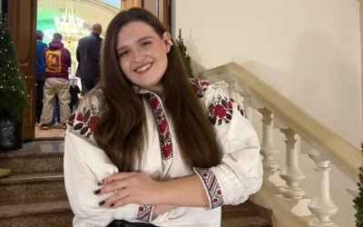 «Ти ніби вишиваєш собі життя»: співачка iSKra розповіла про 110-річну вишиванку прабабусі