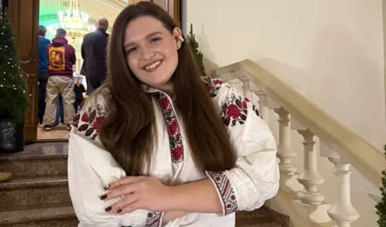 «Ти ніби вишиваєш собі життя»: співачка iSKra розповіла про 110-річну вишиванку прабабусі