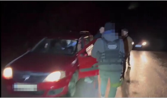 Автогонки з ухилянтами: прикордонники зупинили біля кордону автомобіль із порушниками