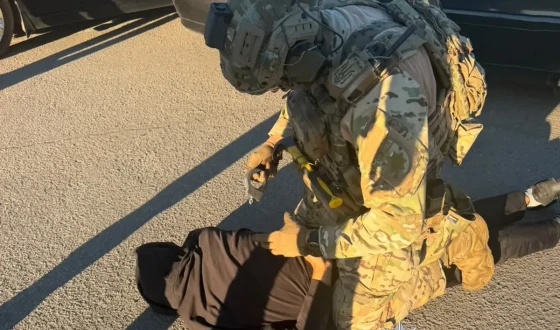 На Житомирщині поліцейські затримали підозрюваних у вимаганні вигаданого боргу та погрозах розправою