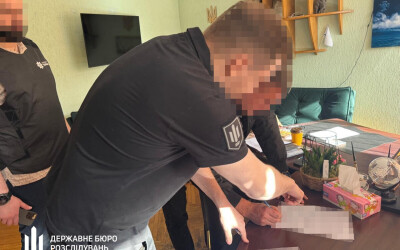 ДБР повідомило про підозру директору одного із комунальних підприємств, який виступав посередником у передачі хабаря керівництву «Київзеленбуду»