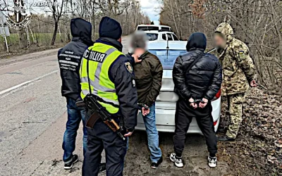 Прокурори повідомили про підозру двом чоловікам у сприянні незаконному перетину кордону в Коростенському районі
