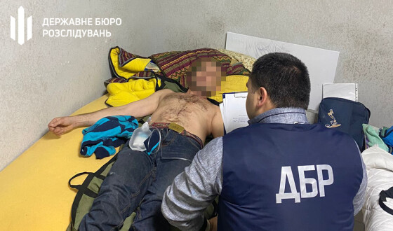ДБР затримало двох працівників військкомату Самбору, які знущались з незаконно утримуваного ними чоловіка