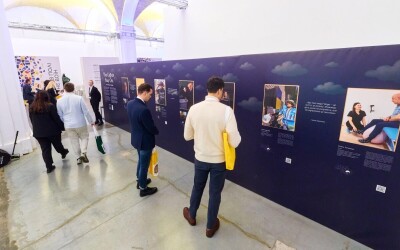 «Світло не згасає»: у Києві презентували фотовиставку про відновлення громад, яка вже вразила Європарламент