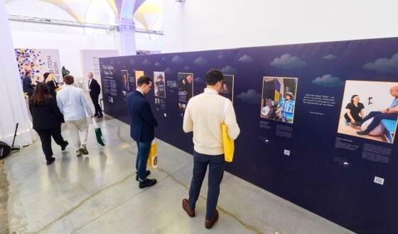 «Світло не згасає»: у Києві презентували фотовиставку про відновлення громад, яка вже вразила Європарламент